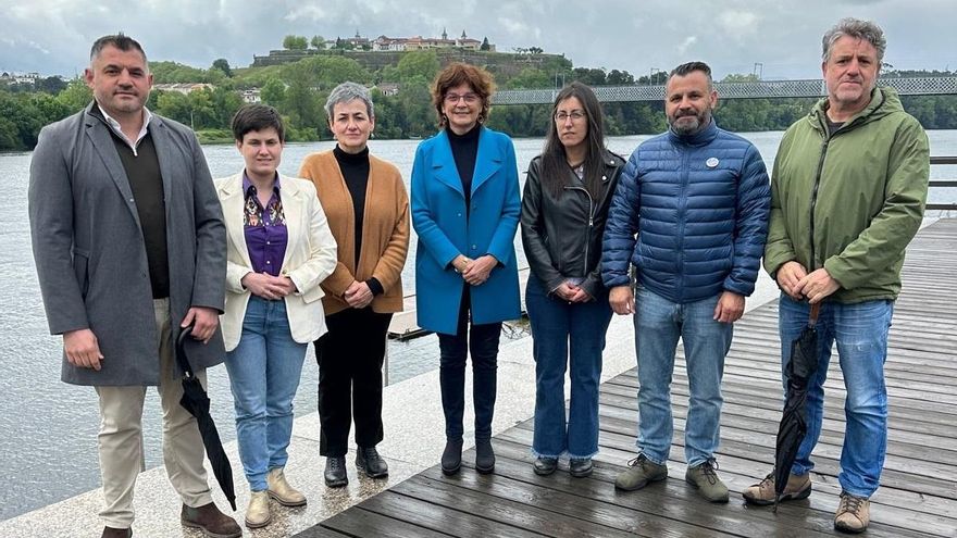 La senadora del BNG, Carme da Silva (centro), con alcaldes y reponsables municipales nacionalistas en la comarca del Baixo Miño.