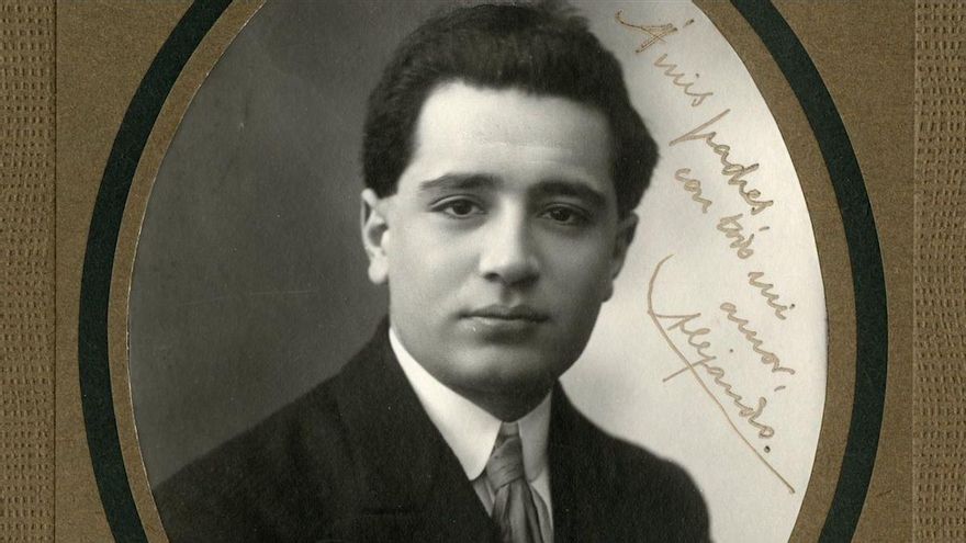 Alejandro Urrutia Cabezón, de joven, en un fotograma de 'Anatomía de un Dandy'.