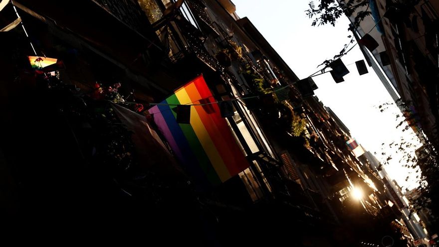 Una bandera arcoíris ondea en un balcón de Madrid.