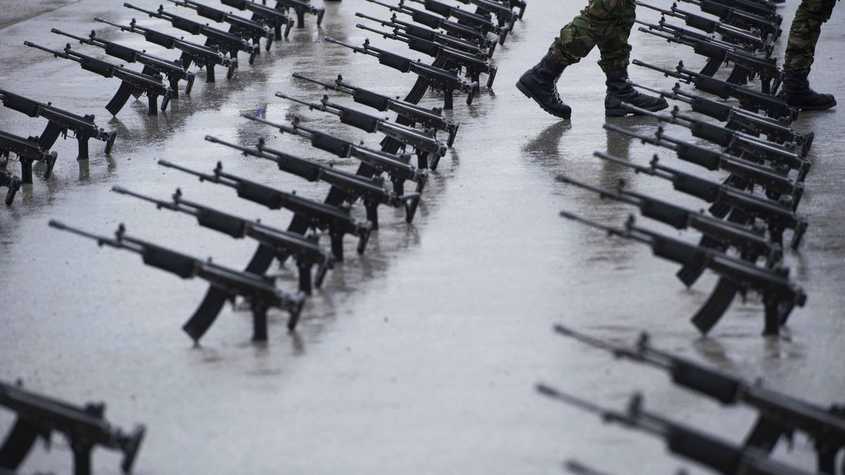 Arreglo de armas antes de la llegada del secretario general de la Organización del Tratado del Atlántico Norte (OTAN) durante su visita a Pristina y la misión de mantenimiento de la paz (OTAN) liderada en Kosovo (KFOR) el 23 de enero de 2015.