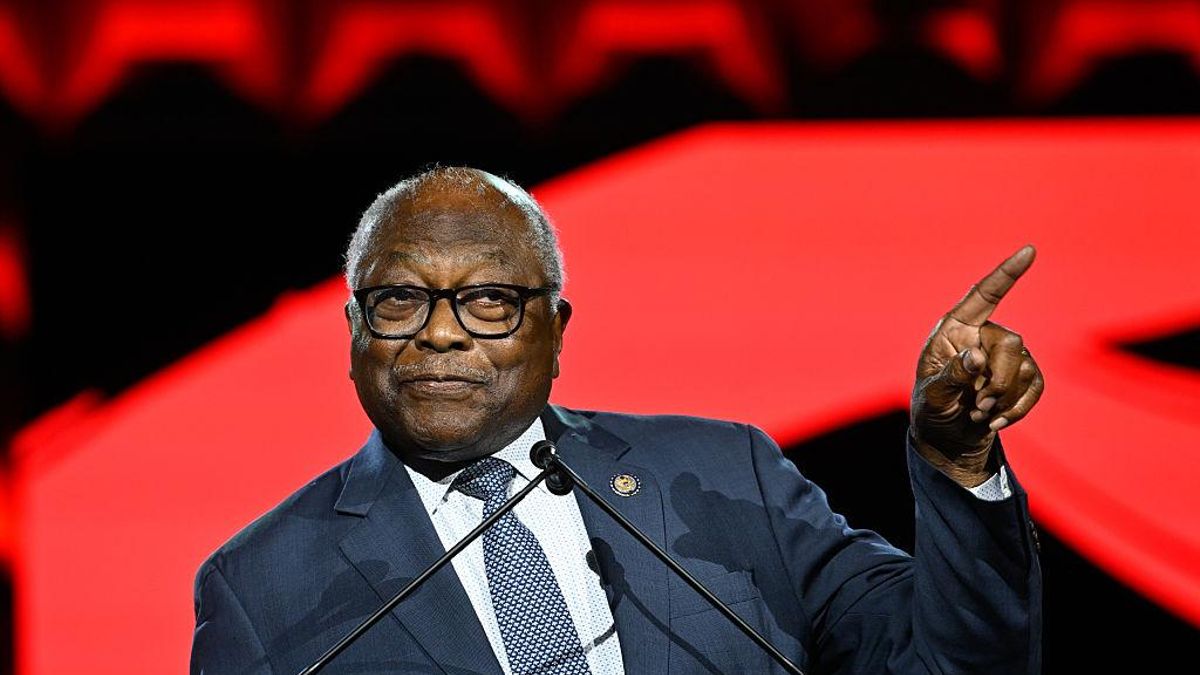 El congresista Jim Clyburn interviene en la convención nacional de NAACP de 2026