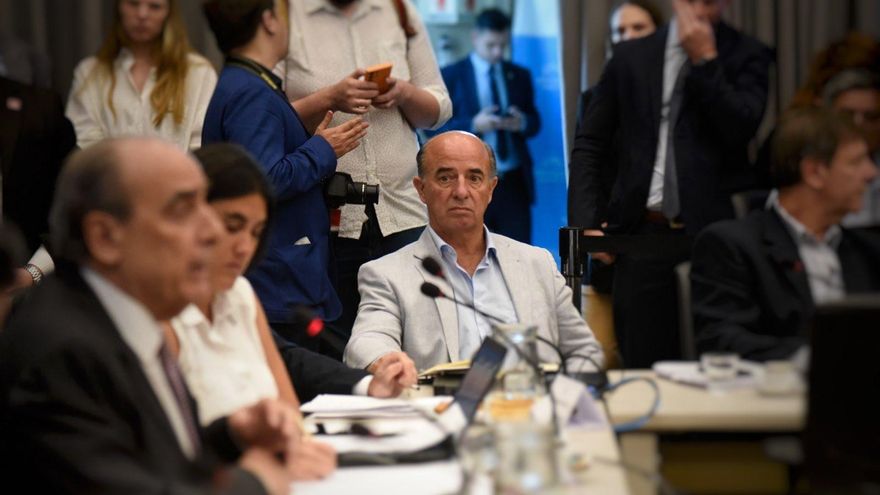 El diputado que organizó la visita a Astiz difundió en un chat con Karina Milei un video que defiende a represores