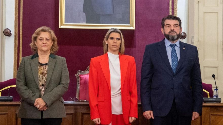 La alcaldesa de Alcalá de Hanares, Judith Piquet, (c) junto al segundo teniente de alcalde, Víctor Acosta, (d)