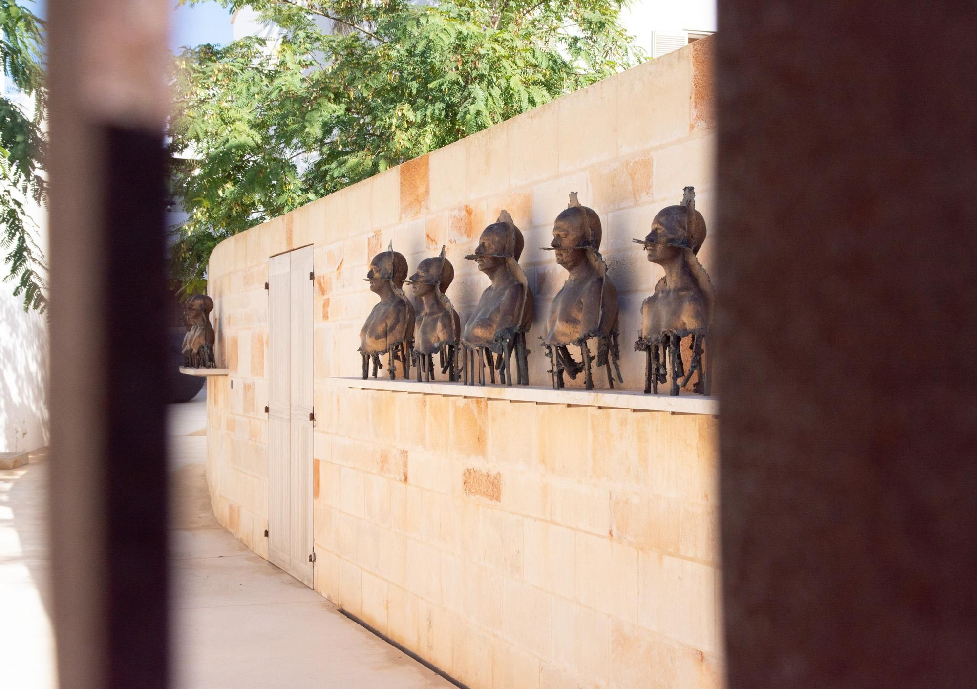 Esculturas del artista neerlandés Caspar Berger, colocadas en el callejón