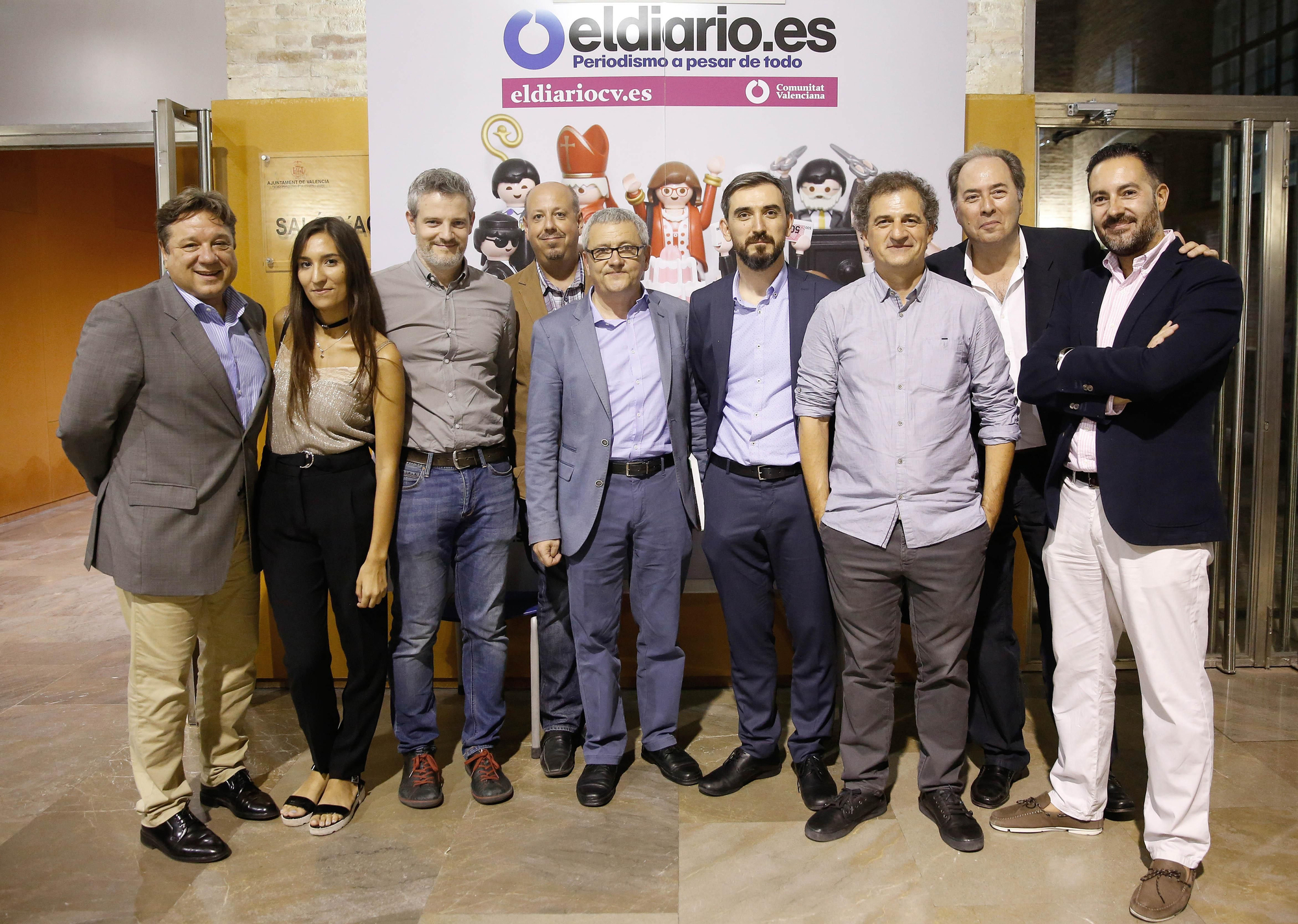 El equipo de eldiariocv junto al gerente (Juan Checa) y el director (Ignacio Escolar) de eldiario.es