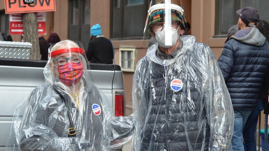 Thornton Willis y su mujer tras votar en un centro electoral de Nueva York