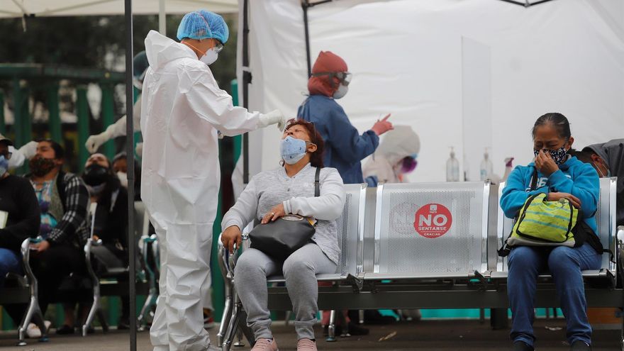 Una persona se realiza una prueba para detectar la COVID-19 en un kiosko de Ciudad de México.