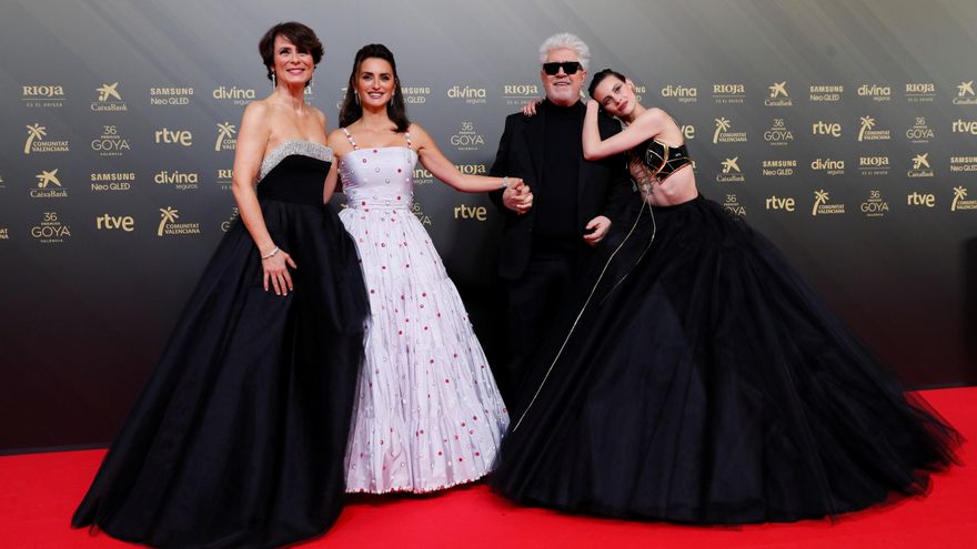 El director Pedro Almodovar acompañado por las actrices Aitana Sánchez Gijón, Penélope Cruz y Milena Smit