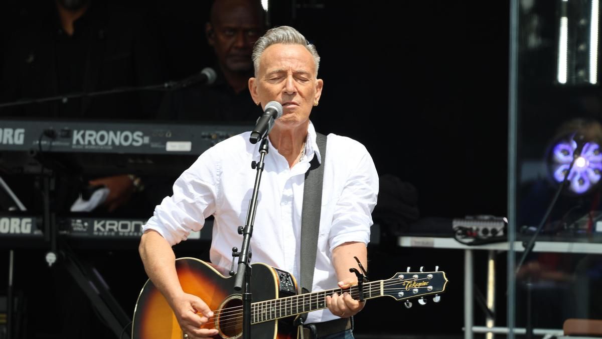 El cantante estadounidense Bruce Springsteen se presenta en la inauguración del Centro Presidencial Obama este jueves, en Chicago (EEUU).
