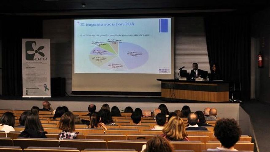 Charla de Robin Rica, psicólogo director de la Unidad del TCA del Instituto CENTTA (Madrid) en las II Jornadas de Apatca.