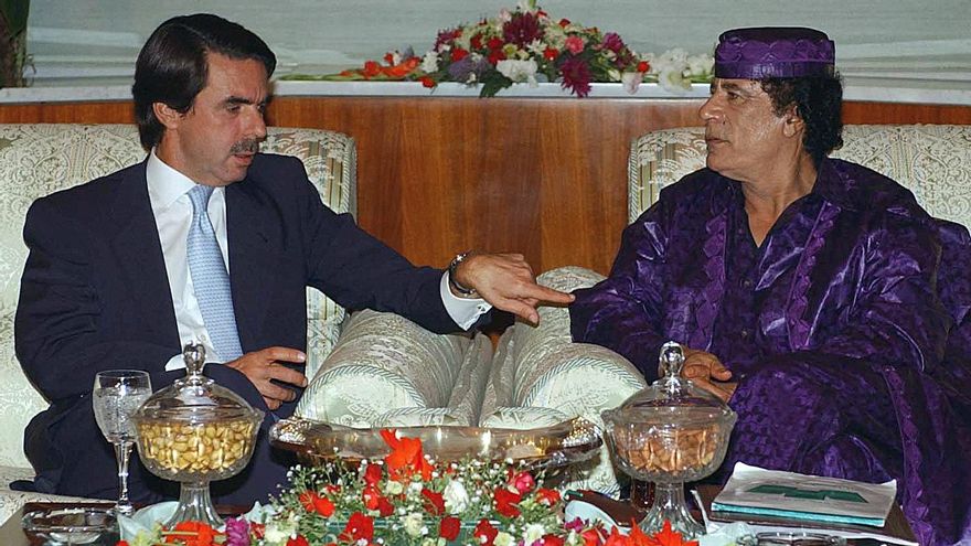 El expresidente español José María Aznar y Muamar El Gadafi, en Trípoli en 2003.