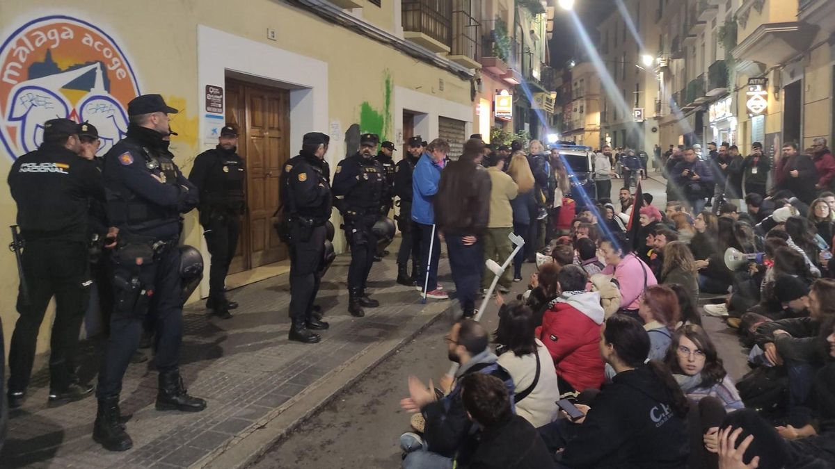 Activistas por la vivienda ocupan la sede de Málaga Acoge adjudicada por la Junta a un fondo israelí de pisos turísticos