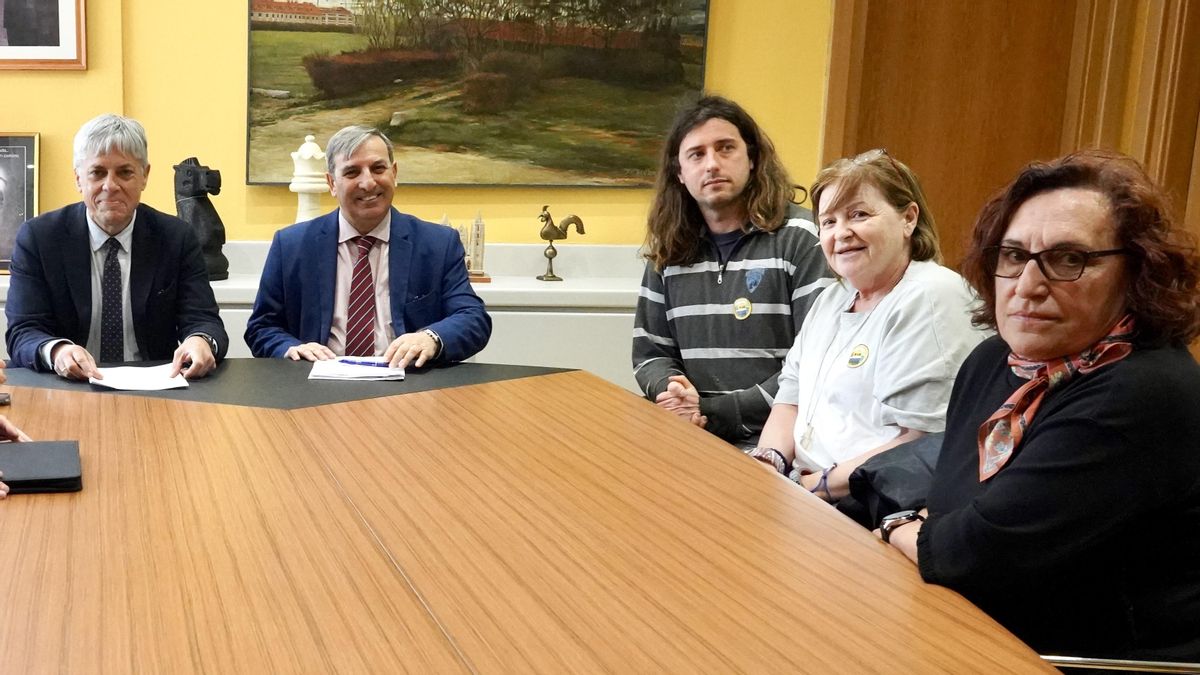 El consejero de Movilidad de la Junta, José Luis Sanz Merino, con miembros de la Plataforma en Defensa de Feve.