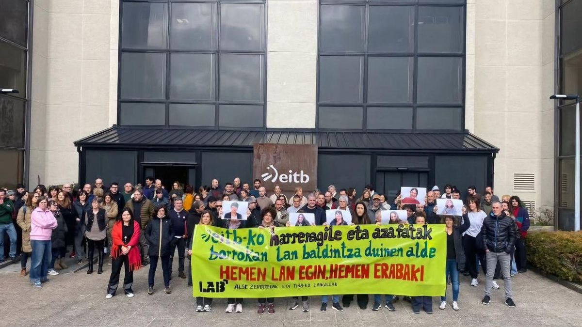 Recepcionistas y azafatas de EITB denuncian "precariedad": "Nuestros salarios llevan congelados una década"