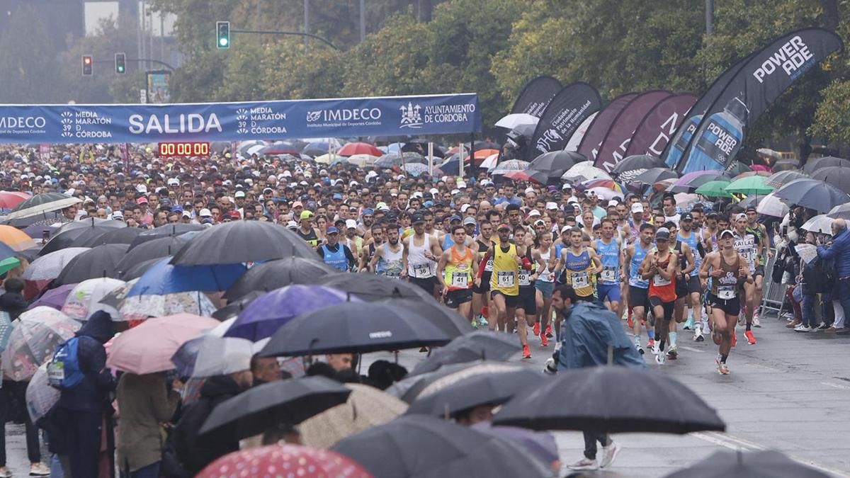 La salida de la Media Maratón de Córdoba bajo la lluvia, en imágenes