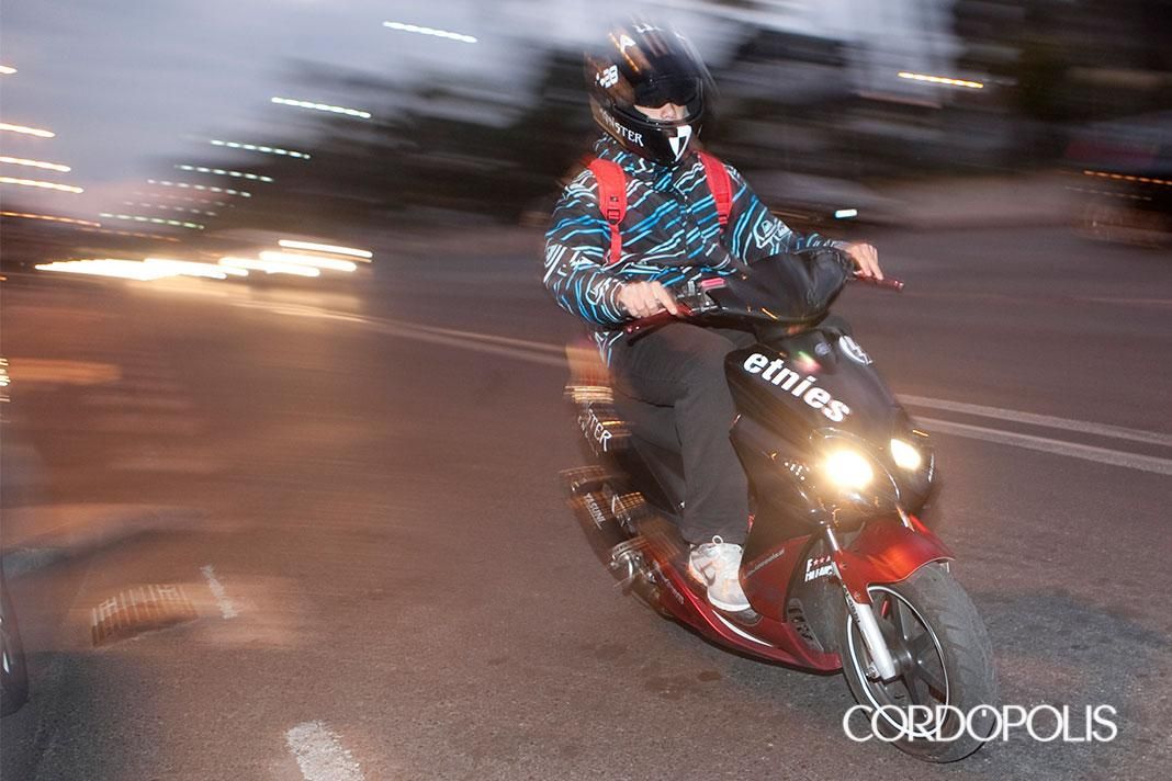 Una moto circulando por la avenida de la Victoria, en Córdoba