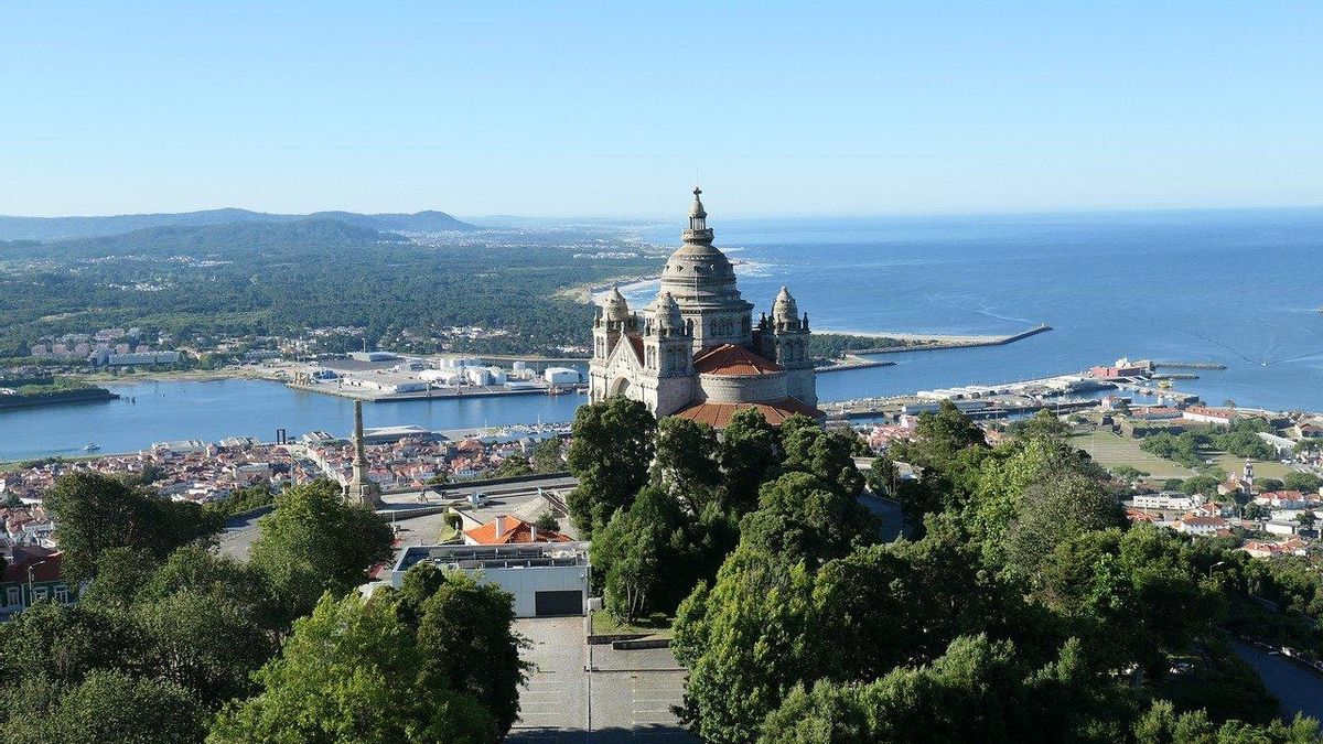 A medio camino entre Vigo y Oporto: la localidad portuguesa con una iglesia frente al mar