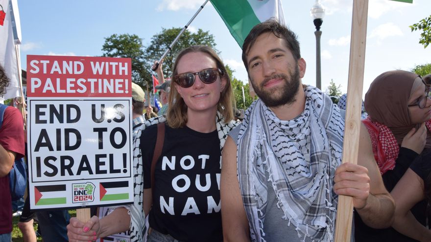 Miles de manifestantes propalestinos ensombrecen la fiesta demócrata de Kamala Harris en Chicago