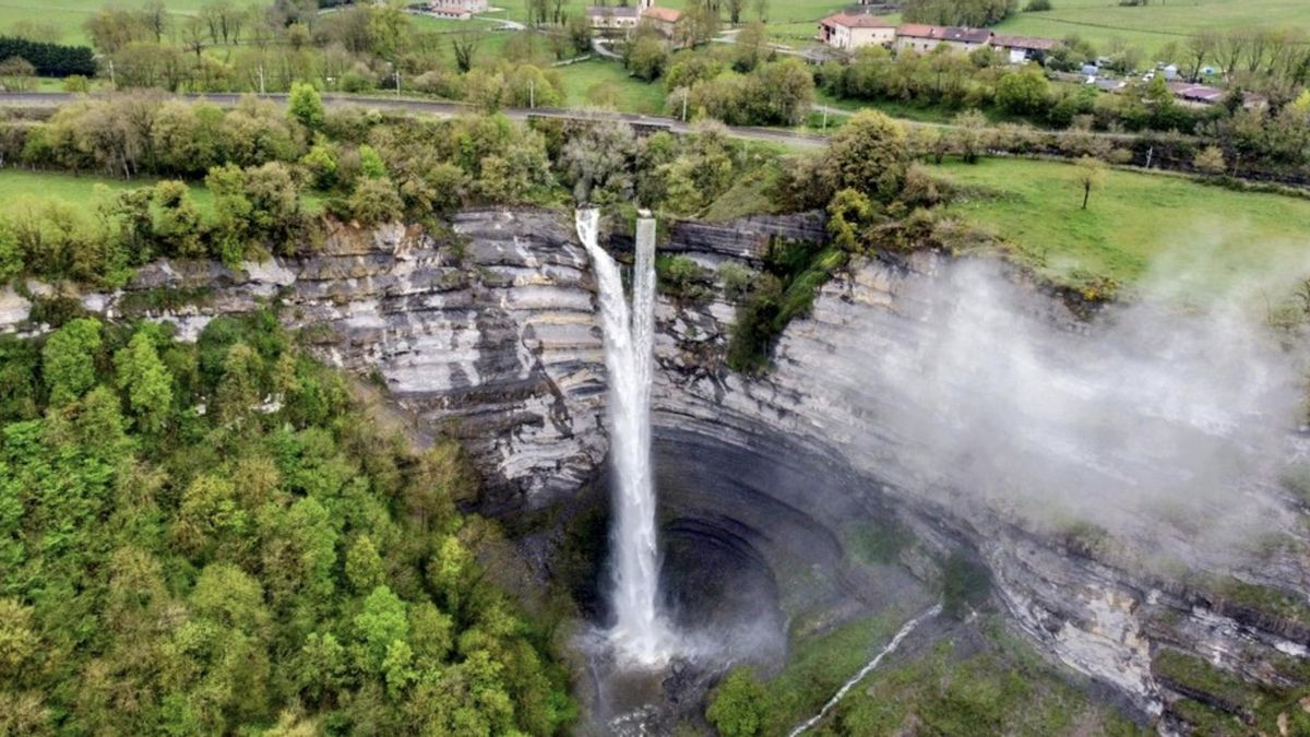 Este salto de agua de más de 100 metros es considerado una de las mayores cascadas de toda la península