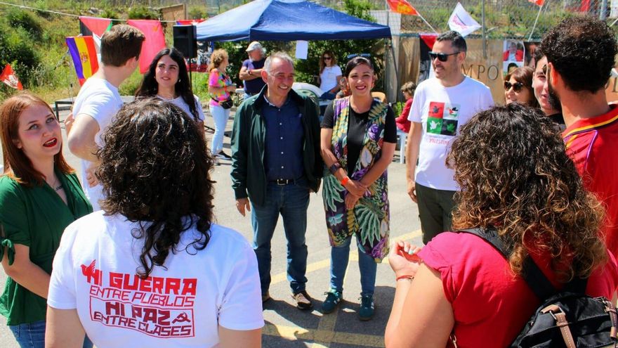 El secretario general del PCE y portavoz parlamentario de IU en el Congreso, Enrique Santiago, y la coordinadora provincial de IU Málaga, Toni Morillas,durante un encuentro de celebración republicana organizado por el PCE de Casabermeja.