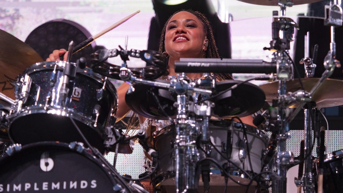 Cherisse Osei, la más joven del grupo y excelente baterista, que mostró su contundencia