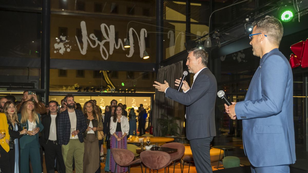Ignacio Escolar y Marcos Méndez en la fiesta 25 aniversario verTele