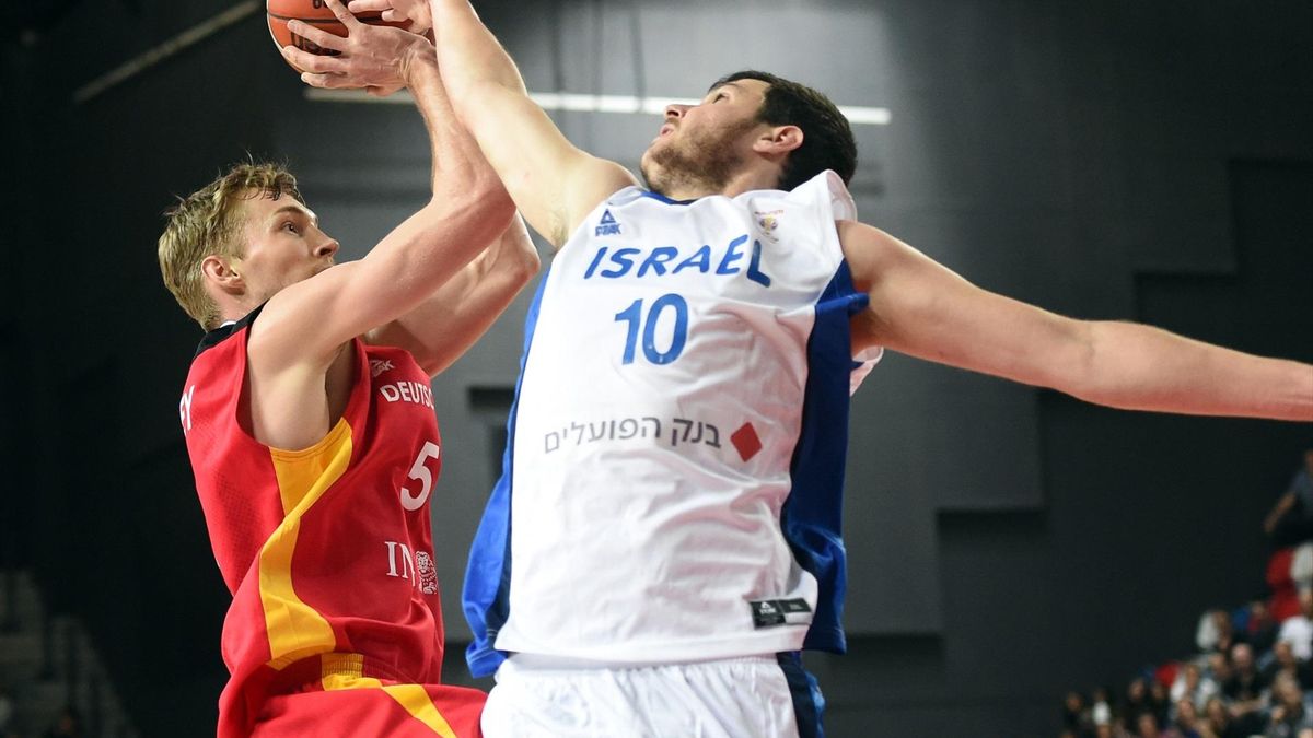 Imagen de archivo del jugador israelí Guy Pnini en un partido de baloncesto ante Alemania, en 2019.