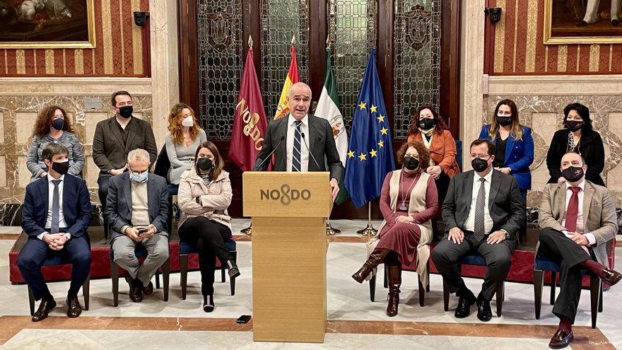 El alcalde Antonio Muñoz, rodeado de su nuevo gobierno municipal.