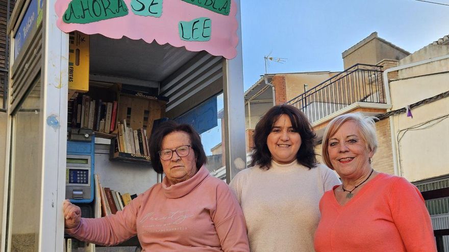 Beas, un pueblo de Granada donde van a buscar libros... a la cabina de teléfono