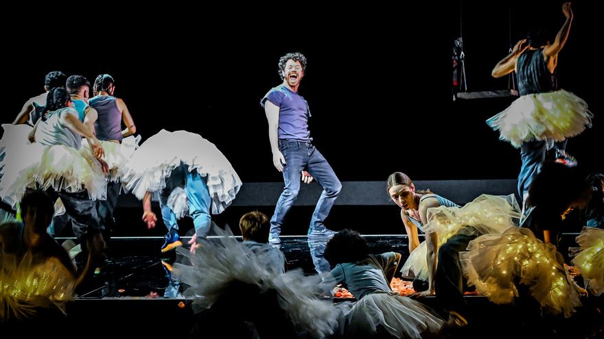 El actor Daniel Abelson (Puck), Pequeños Cantores de la ORCAM y niños actores y bailarines