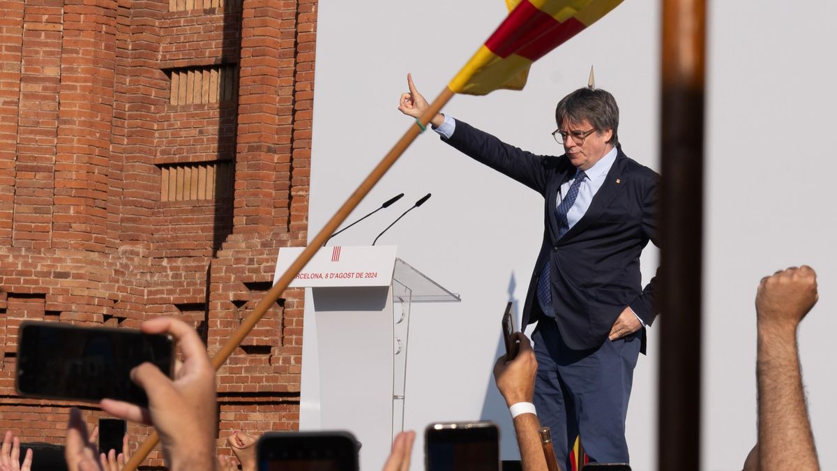 El expresidente de la Generalitat de Catalunya Carles Puigdemont llega a un acto de bienvenida organizado por entidades independentistas en el paseo Lluís Companys, a 8 de agosto de 2024, en Barcelona, Catalunya (España).