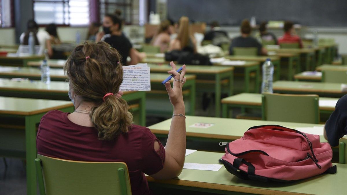 Estudiantes en la Universidad Politécnica de Valencia preparando los exámenes de la selectividad en una imagen de archivo.