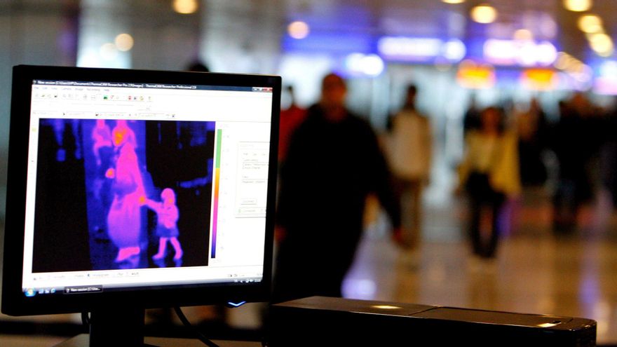 Un escáner térmico revisa la temperatura corporal de los viajeros a su llegada al aeropuerto Atartuk de Estambul (Turquía), en una fotografía de archivo. EFE/Tolga Bozoglu