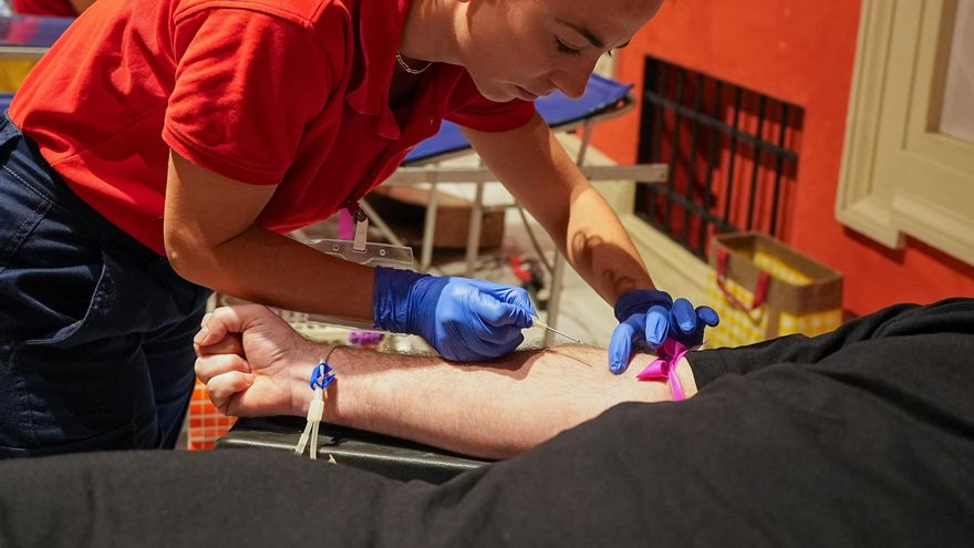 Archivo - Donaciones de sangre en Sevilla. Imagen de archivo.