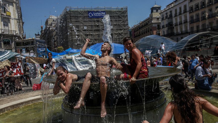 12/06/2011. Varios jóvenes bañándose en la fuente de la Puerta del Sol.
