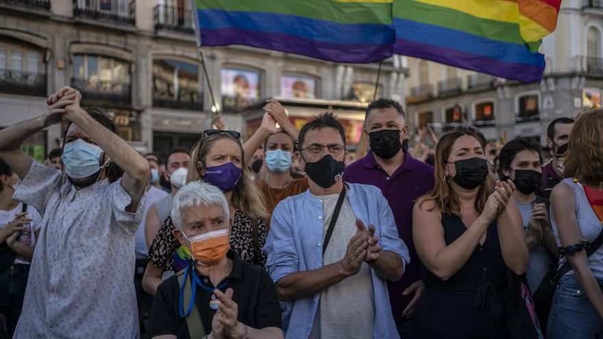 La directora general de Diversidad Sexual y Derechos LGTBI, Boti García Rodrigo, la portavoz de Unidas Podemos en la Asamblea de Madrid, Carolina Alonso, y Juan Carlos Monedero, entre los dirigentes políticos que se acercaron a la concentración.