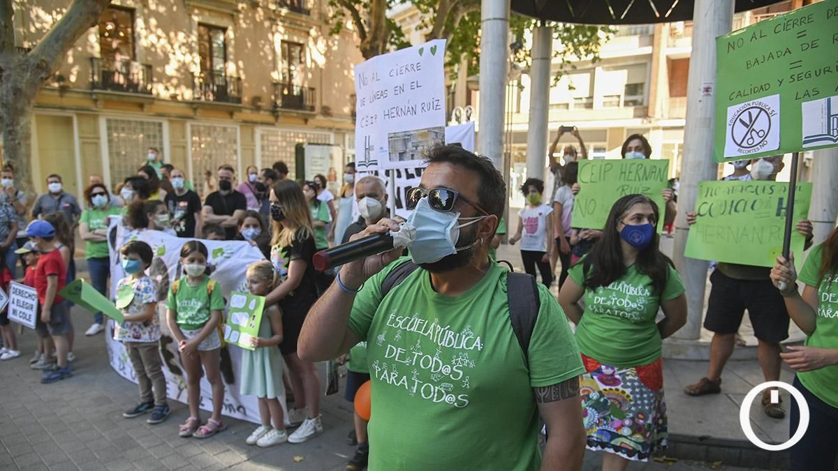 Concentración de la Marea Verde contra el cierre de aulas en la educación pública