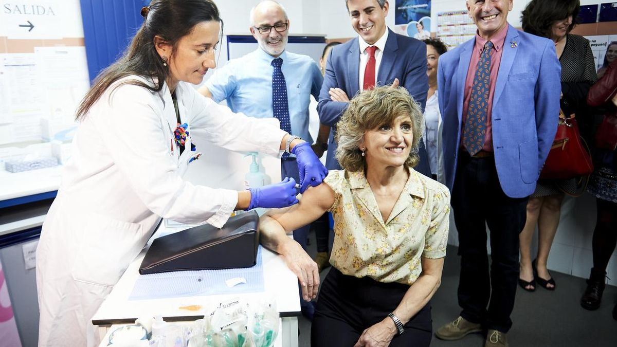 La ministra de Sanidad durante su vacunación contra la gripe.
