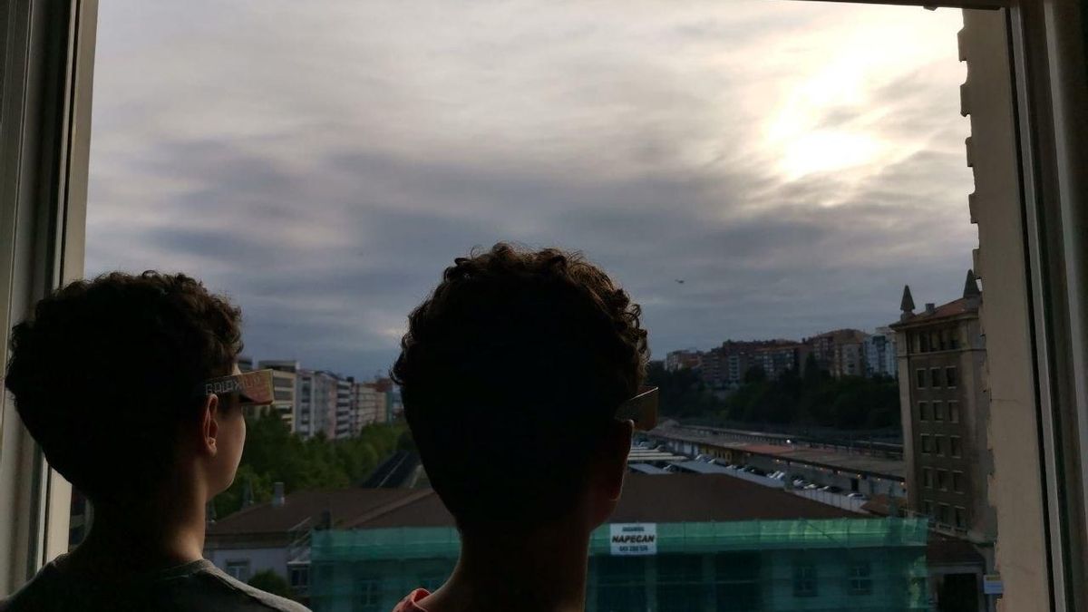 Las nubes han impedido ver el eclipse desde gran parte de Cantabria, en Santander apenas ha habido posibilidad de ver el sol con nitidez