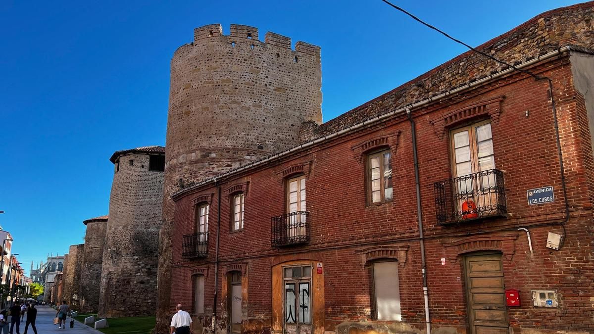 Edificio de La Serrería en la esquina de la Muralla en los Cubos.