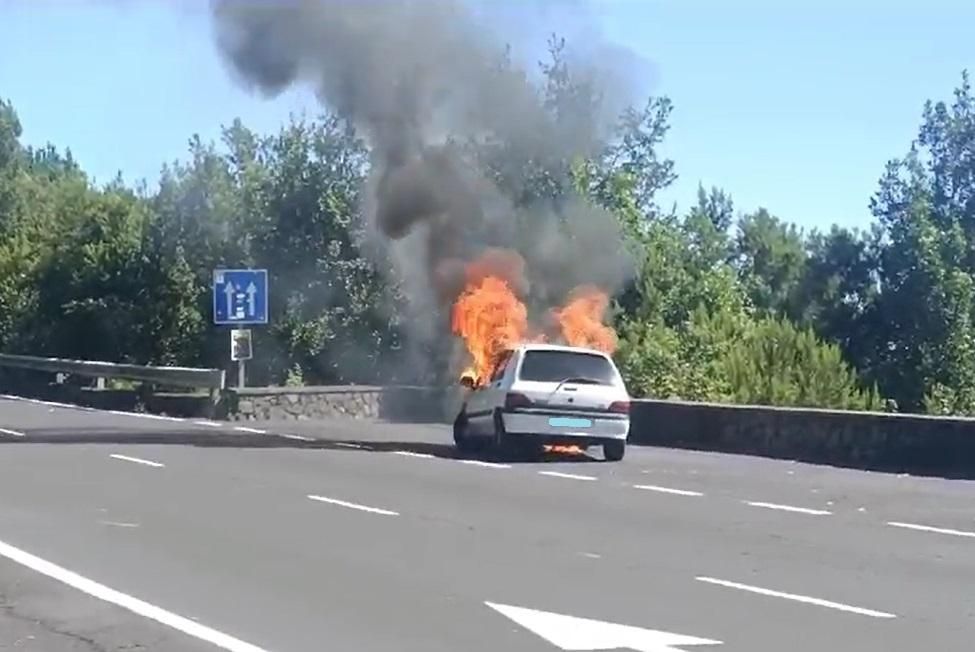 En la imagen, el vehículo en llamas en la zona del mirador de La Cumbre.