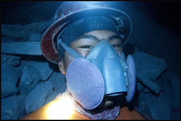 Mineros boliviano en las minas de Cerro Rico. Fotografía: Diego Represa (Hemisferio Zero).
