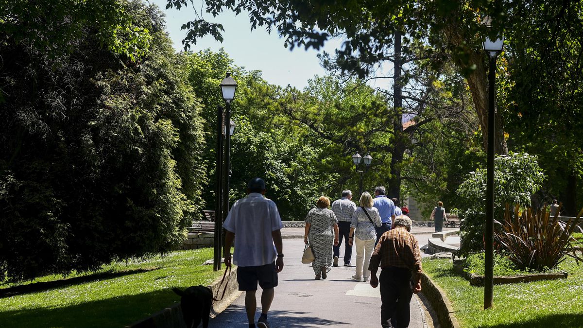 En la imagen, varias personas pasean por el parque de El Campillín.