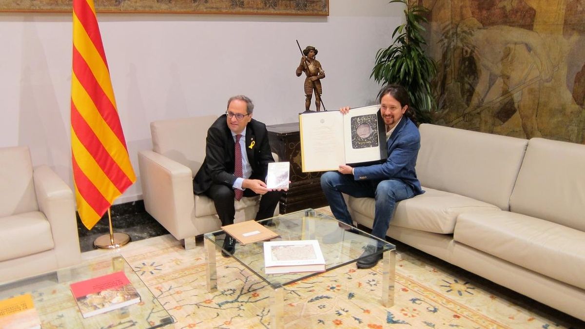 Torra e Iglesias intercambian un libro de Chaves Nogales y una litografía sobre Mauthausen