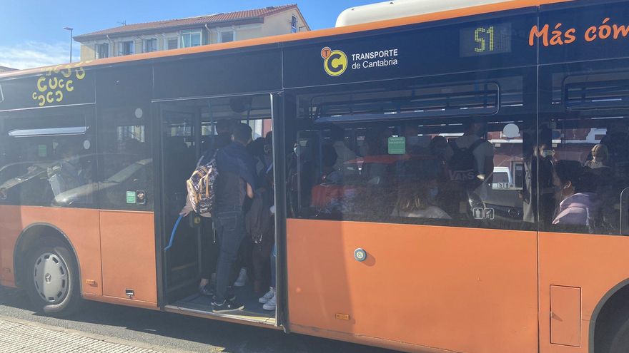 La paradoja del transporte público en Cantabria: menos líneas y más aglomeraciones cuando hay que guardar la distancia de seguridad