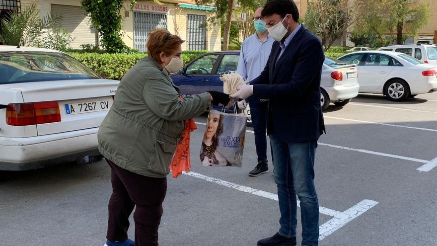 Luis Barcala, junto a una vecina en pleno período de confinamiento.