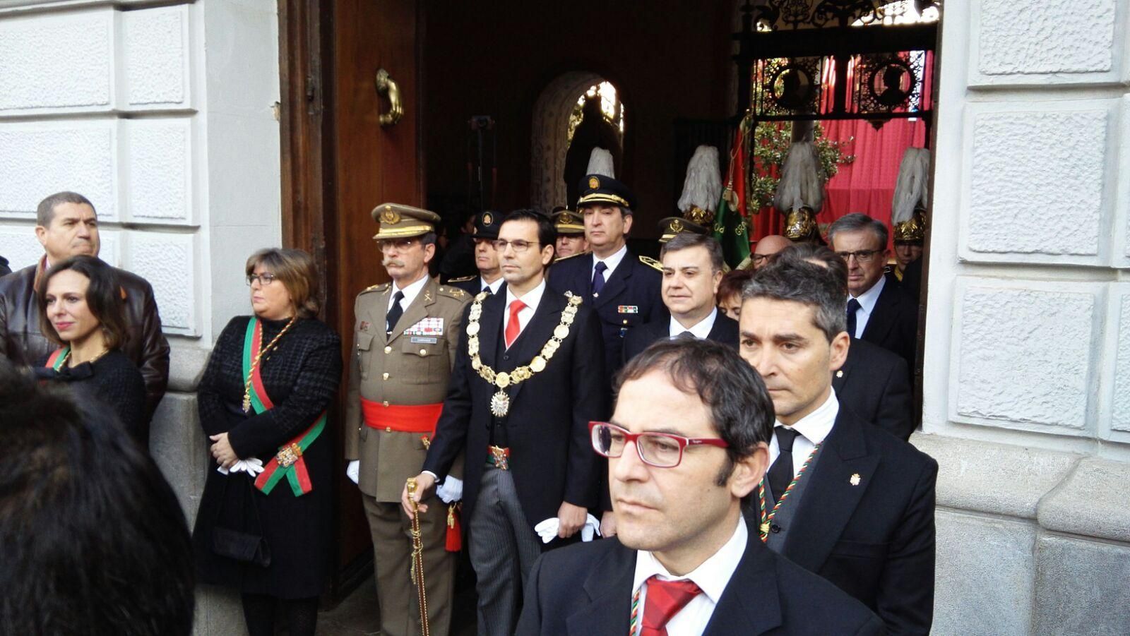 El alcalde de Granada, Francisco Cuenca, saliendo del Ayuntamiento el día de la Toma