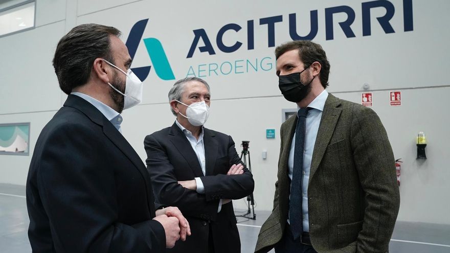 El líder del PP, Pablo Casado, en una visita a una empresa aeronáutica en Miranda de Ebro (Burgos).