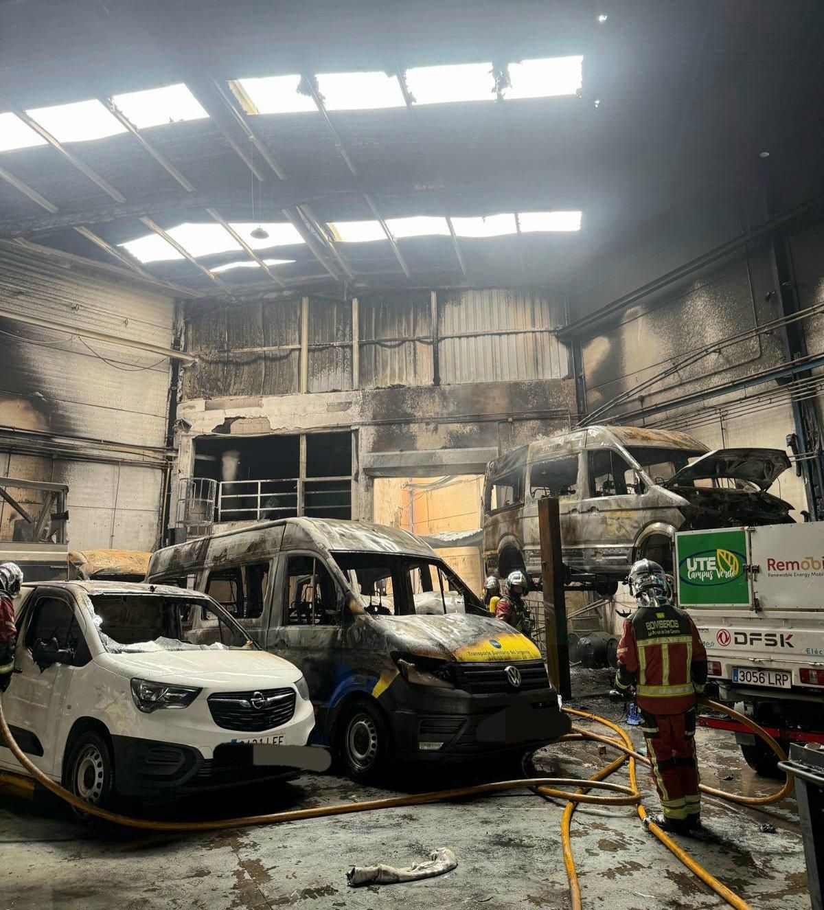 Extinguido el incendio en un taller mecánico en el polígono industrial de Las Torres, en Las Palmas de Gran Canaria. En la imagen, los efectivos de Bomberos del parque Miller interviniendo dentro de la nave.