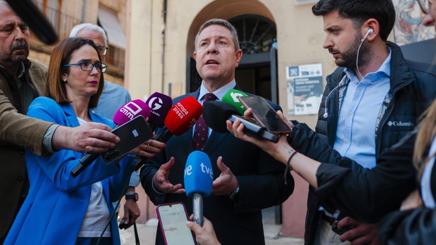 El presidente de Castilla-La Mancha, Emiliano García-Page, atiende a los medios en Sigüenza.